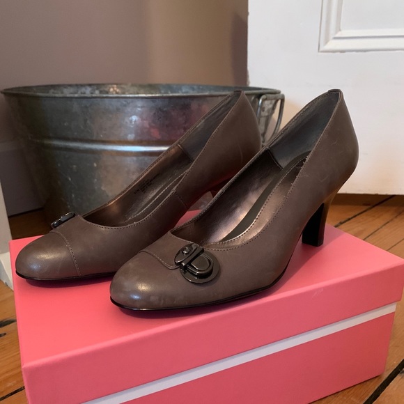 Soffe Shoes - Picture 1 of 4